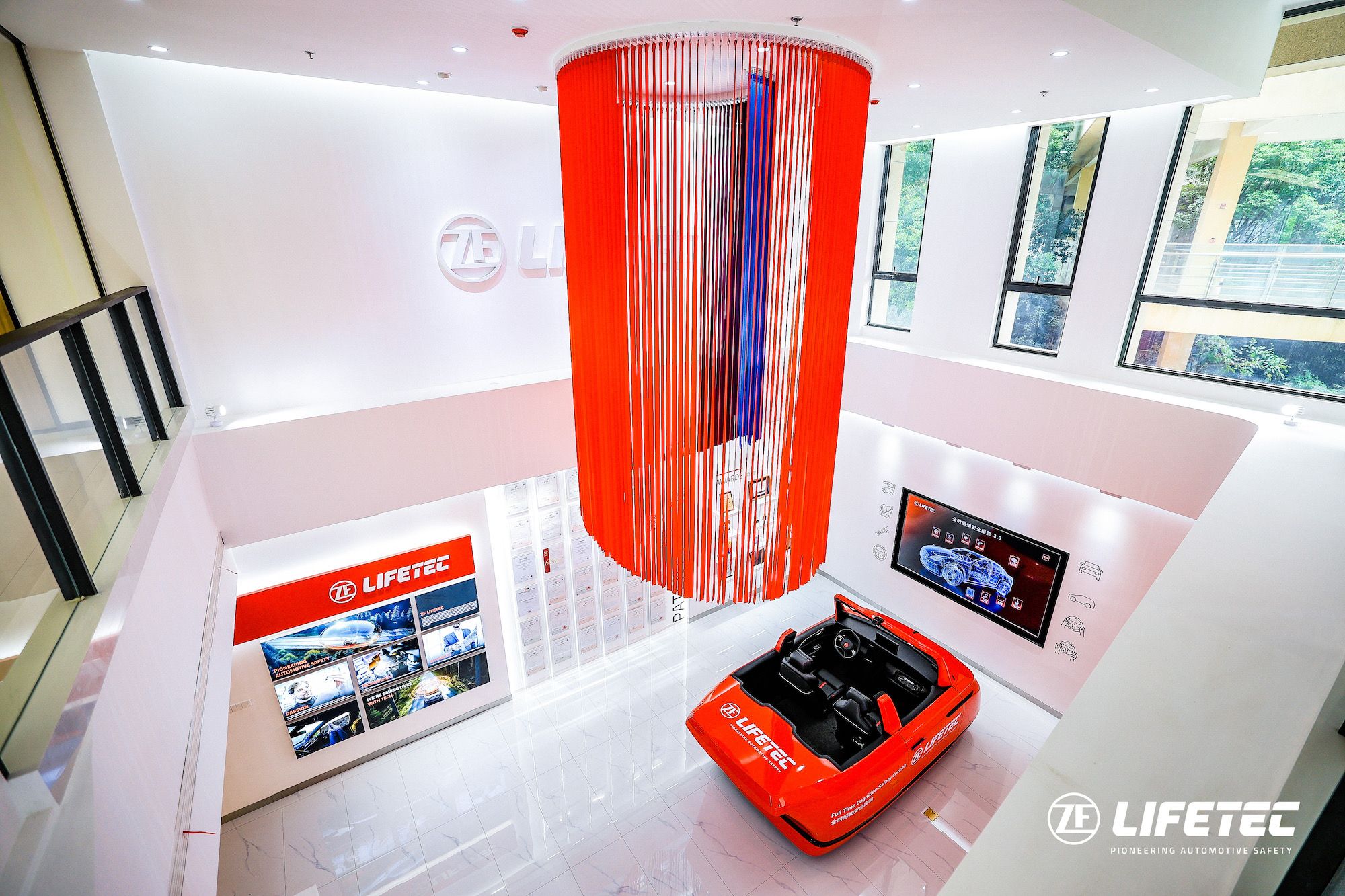 ZF LIFETEC展示厅,展示汽车安全系统和品牌信息