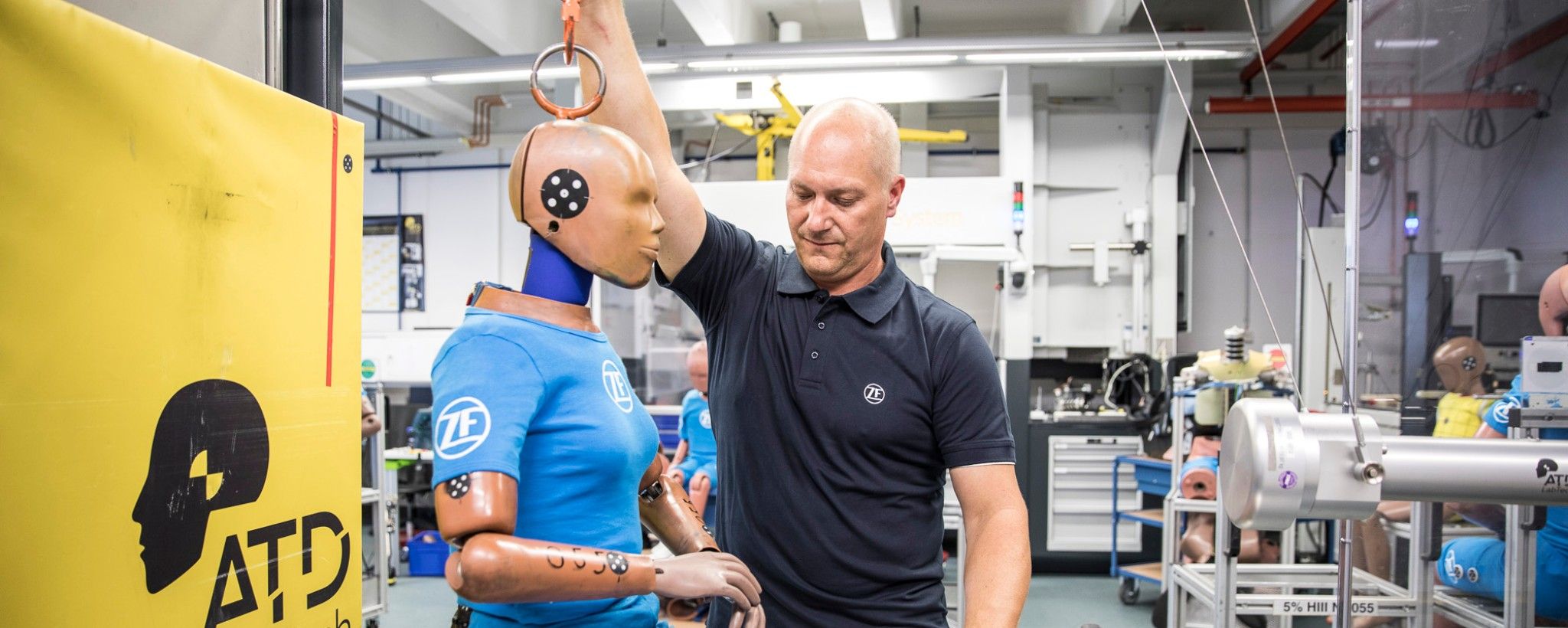 ZF Lifetec 工程师与汽车安全测试仪器